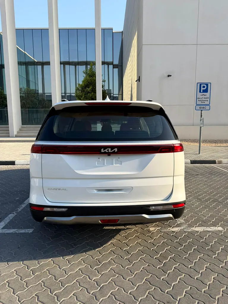Kia Carnival EX 2023 | GCC Specs | Low Mileage | Like New - Image 12