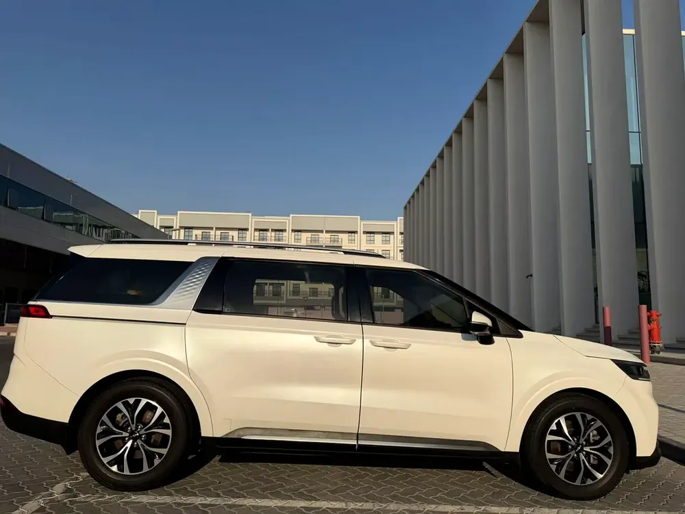 Kia Carnival EX 2023 | GCC Specs | Low Mileage | Like New - Image 13