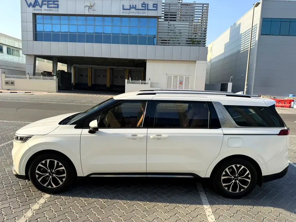 Kia Carnival EX 2023 | GCC Specs | Low Mileage | Like New - Image 14