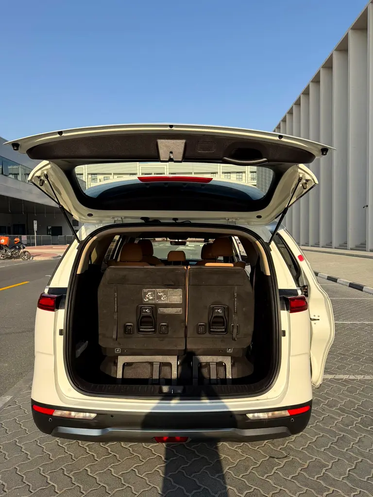 Kia Carnival EX 2023 | GCC Specs | Low Mileage | Like New - Image 15