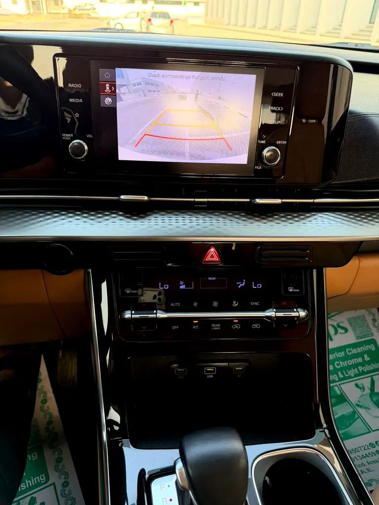 Kia Carnival EX 2023 | GCC Specs | Low Mileage | Like New - Image 17