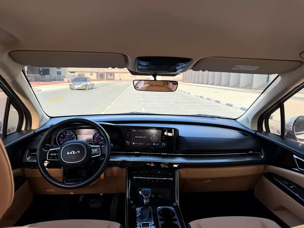 Kia Carnival EX 2023 | GCC Specs | Low Mileage | Like New - Image 18