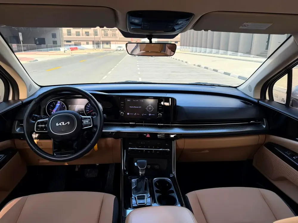Kia Carnival EX 2023 | GCC Specs | Low Mileage | Like New - Image 19