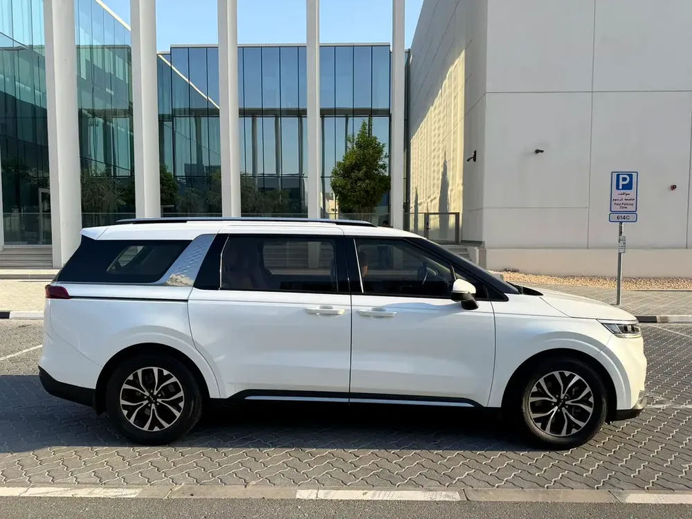 Kia Carnival EX 2023 | GCC Specs | Low Mileage | Like New - Image 4