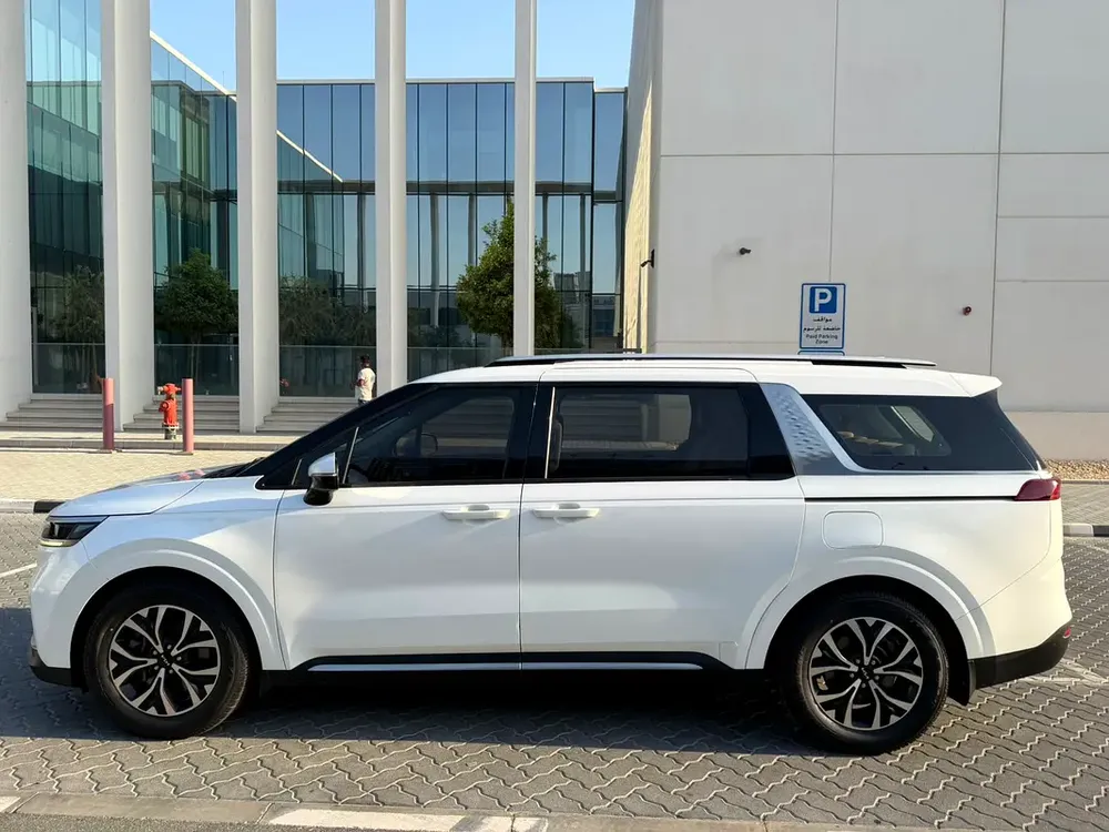 Kia Carnival EX 2023 | GCC Specs | Low Mileage | Like New - Image 5