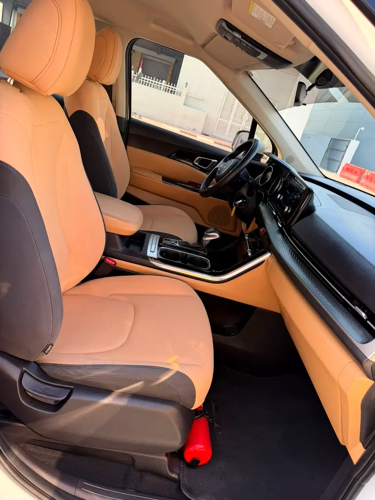 Kia Carnival EX 2023 | GCC Specs | Low Mileage | Like New - Image 6