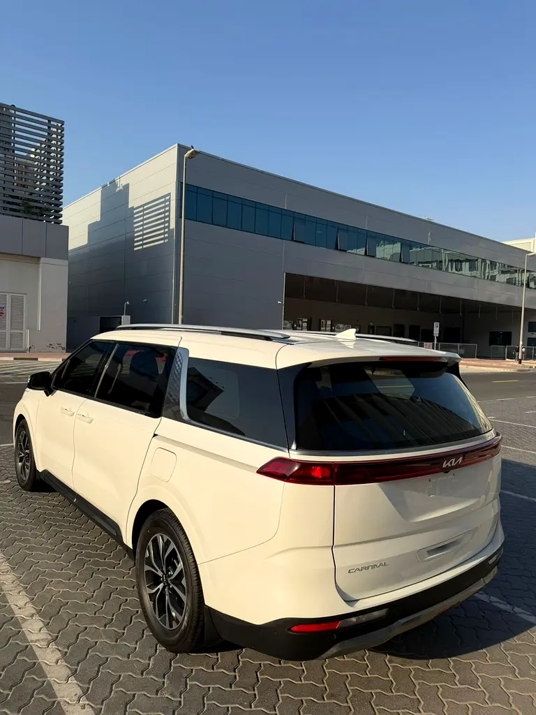 Kia Carnival EX 2023 | GCC Specs | Low Mileage | Like New - Image 7