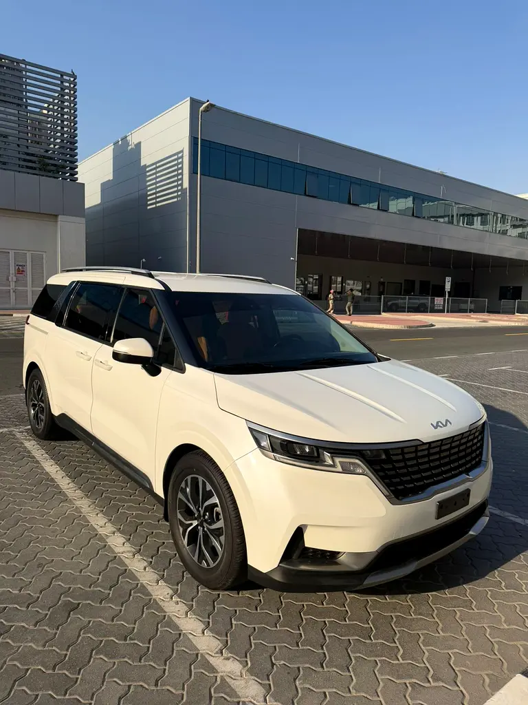 Kia Carnival EX 2023 | GCC Specs | Low Mileage | Like New - Image 9