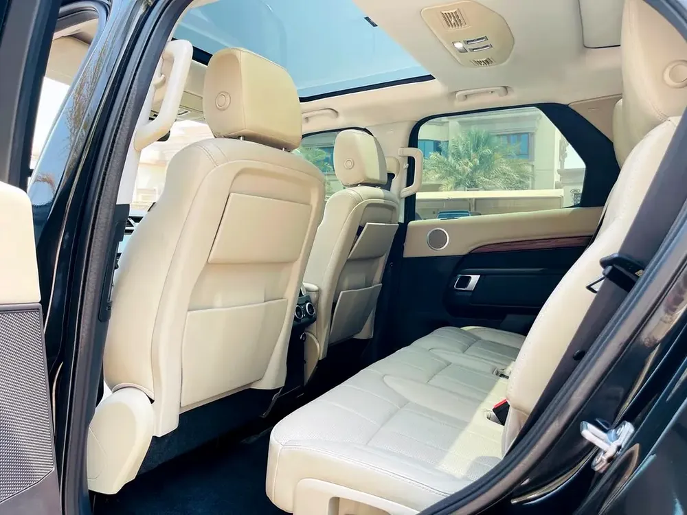 2018 Discovery HSE low kms GCC - Image 7