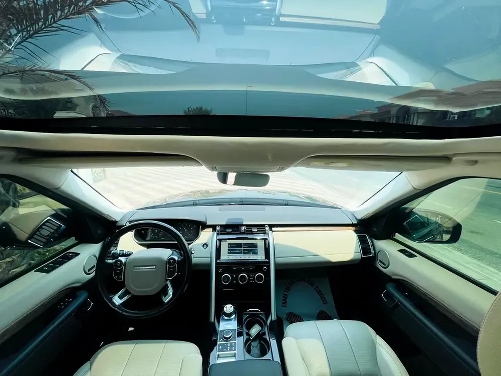 2018 Discovery HSE low kms GCC - Image 8