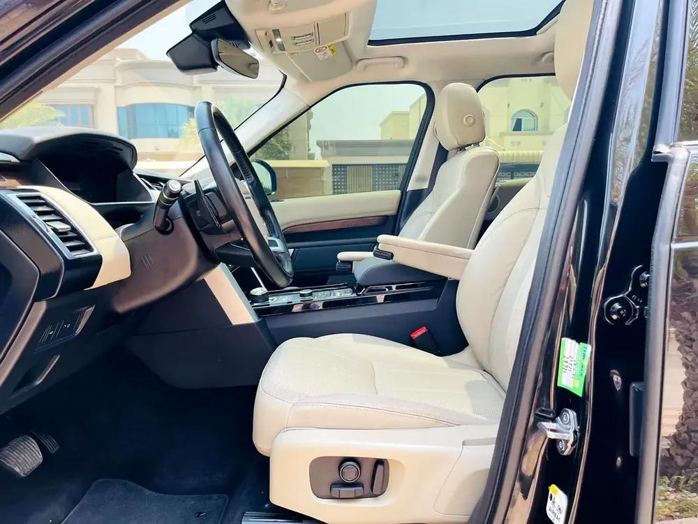 2018 Discovery HSE low kms GCC - Image 9