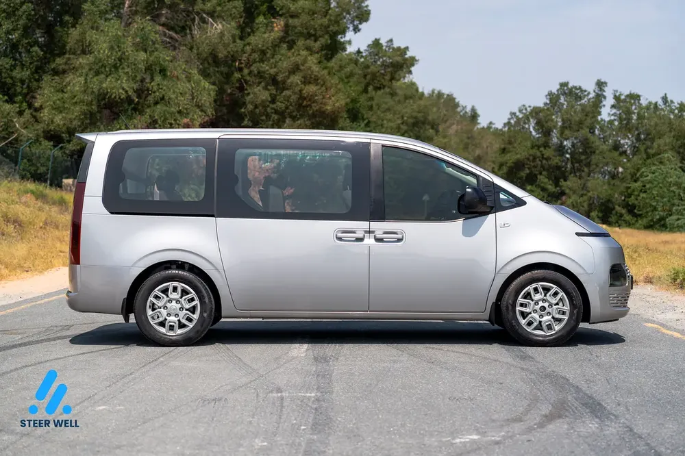 2023 Hyundai Staria Premium - GCC Specs - Like New! - Image 4