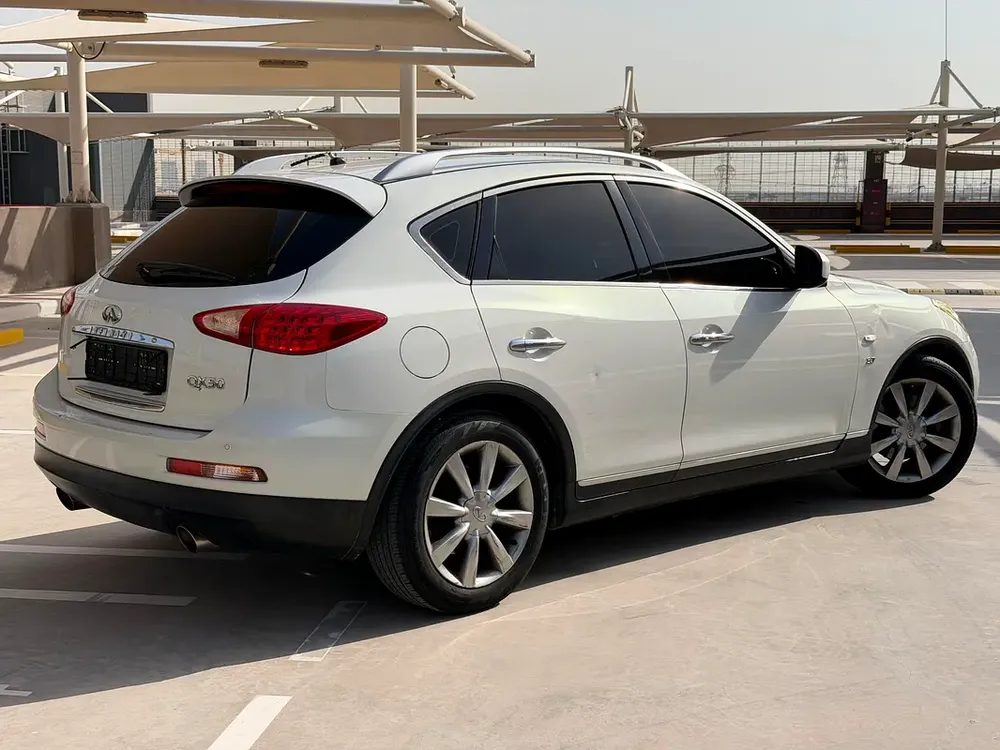 Infiniti QX50 Luxury 2015 GCC Specs - No Accidents - Mint Condition - Image 4