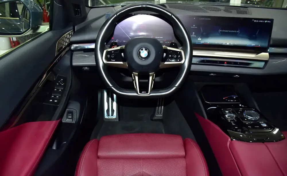 AED 3,411 EMi at 0% DP | BMW 520i M-Kit ( 2024 Model ) in Grey Color GCC Specs - Image 12