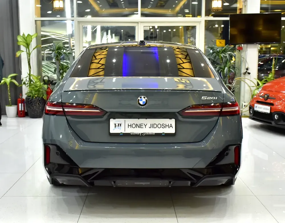 AED 3,411 EMi at 0% DP | BMW 520i M-Kit ( 2024 Model ) in Grey Color GCC Specs - Image 5