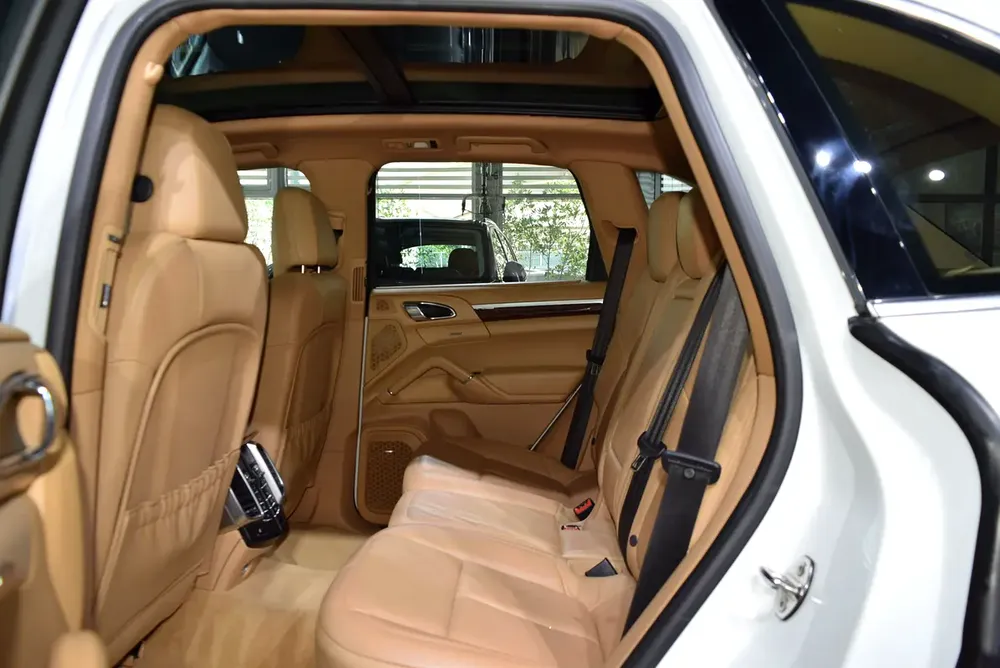 V8 Engine 4.8L | GCC Specs | Excellent Condition | Single Owner | Accident Free - Image 10
