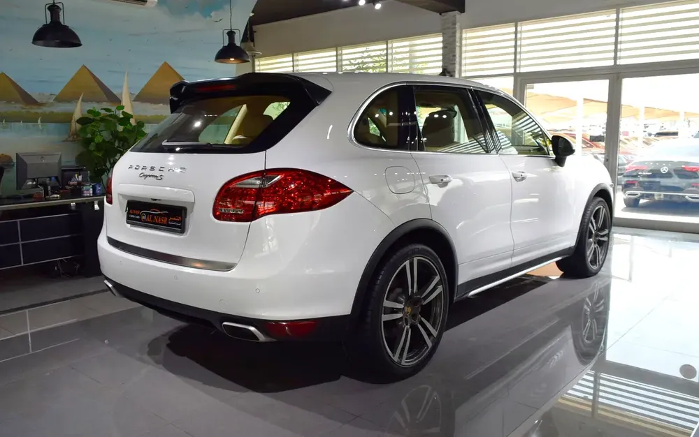 V8 Engine 4.8L | GCC Specs | Excellent Condition | Single Owner | Accident Free - Image 4