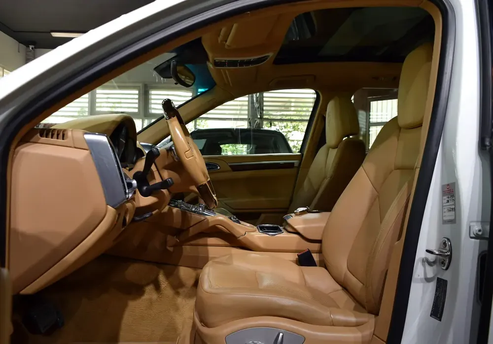 V8 Engine 4.8L | GCC Specs | Excellent Condition | Single Owner | Accident Free - Image 7