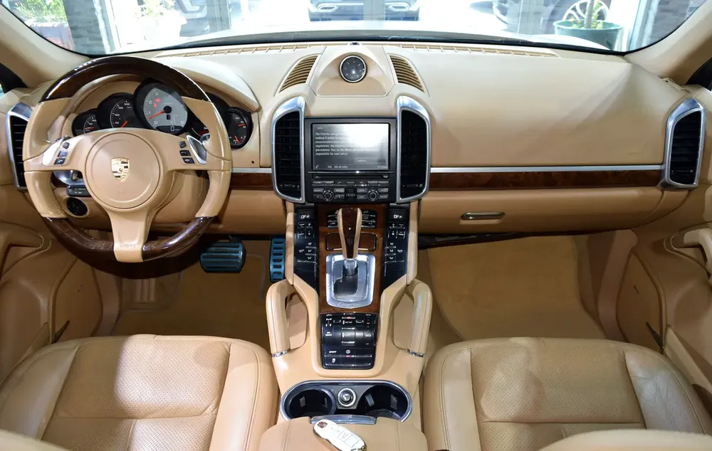 V8 Engine 4.8L | GCC Specs | Excellent Condition | Single Owner | Accident Free - Image 9
