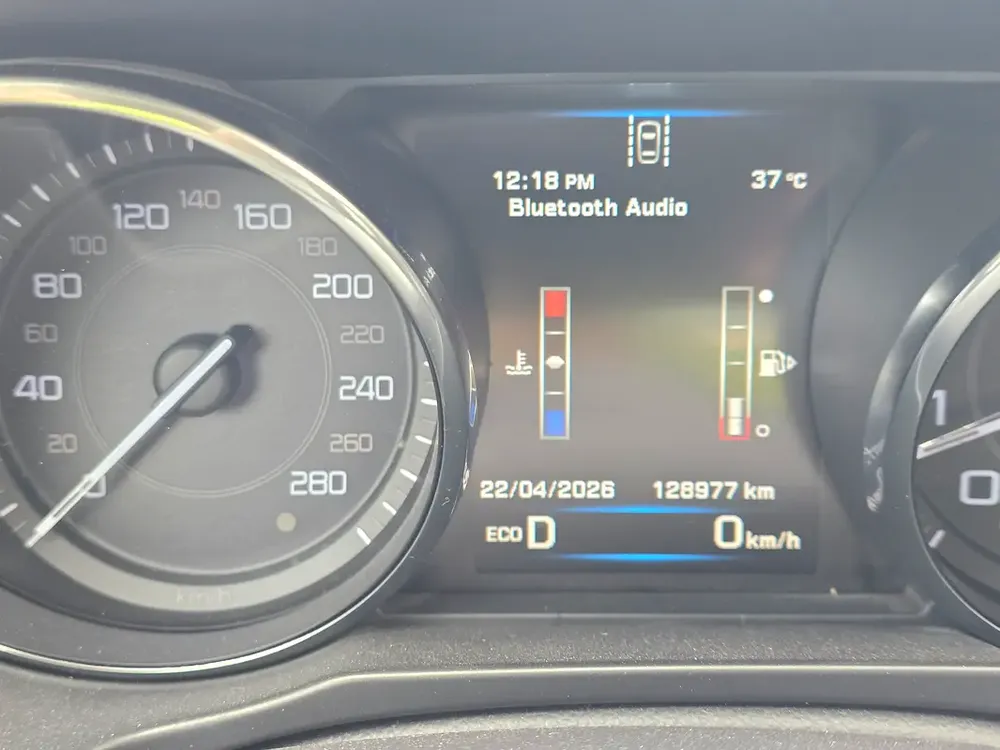 Jaguar XE R-Sport 2016 - European Specs free accident panoramic low mileage only 128000km original p - Image 18