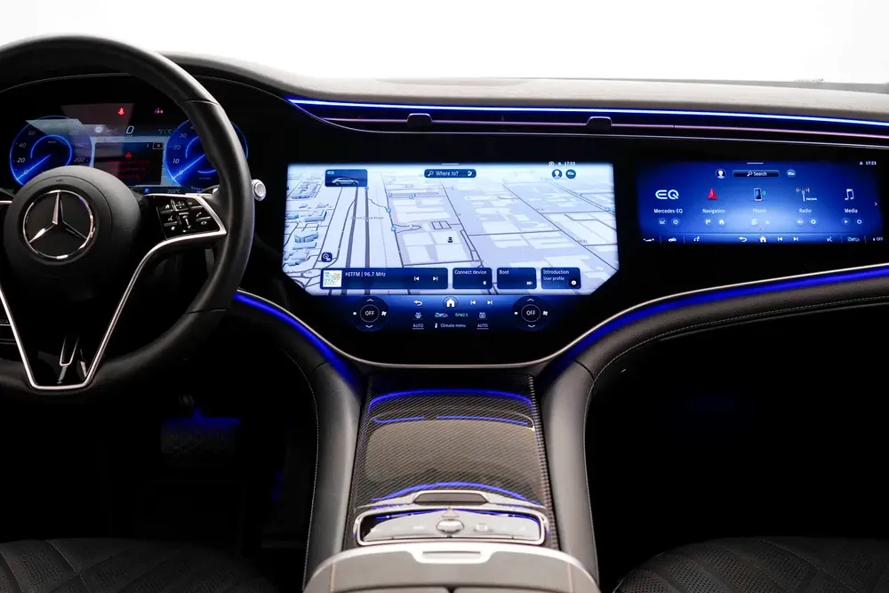 2022 MERCEDES EQS 580 4MATIC / GCC / BURMESTER SOUND / DEALER WARRANTY AND SERVICE - Image 11