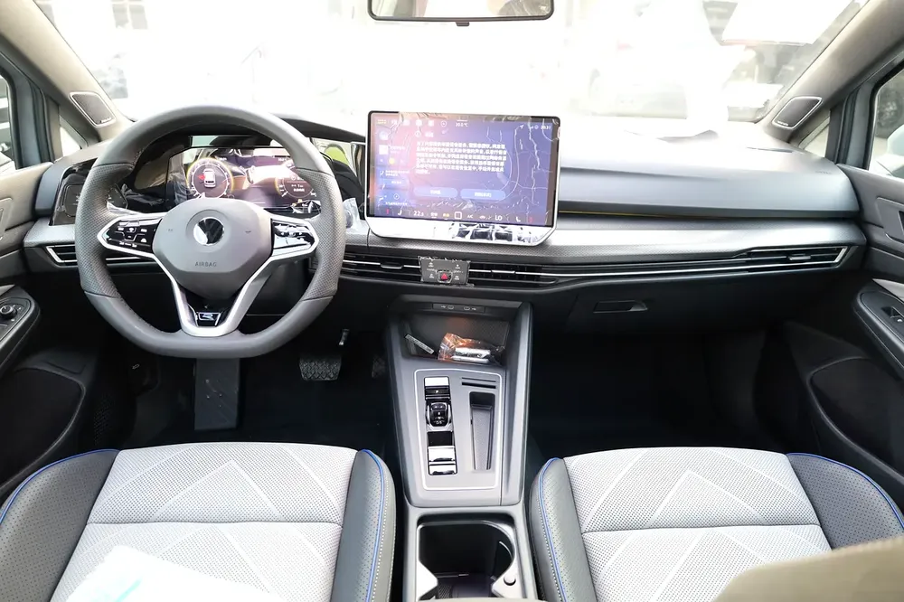 Volkswagen Golf R-Line 300TSI - Image 11