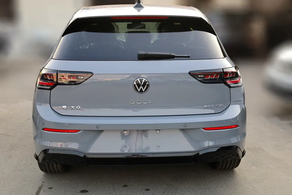 Volkswagen Golf R-Line 300TSI - Image 4