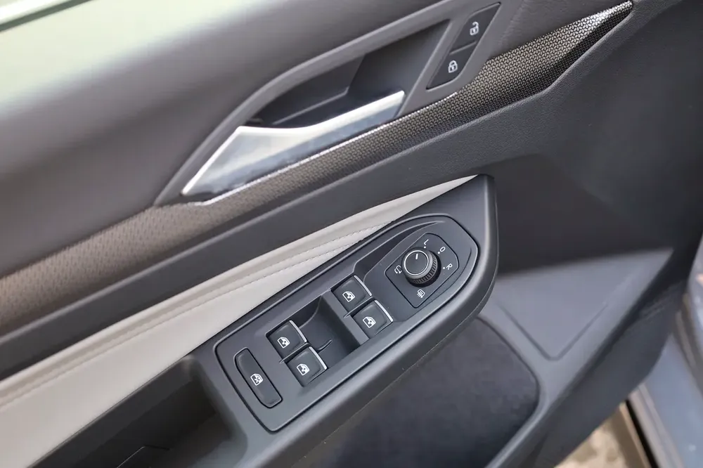 Volkswagen Golf R-Line 300TSI - Image 7