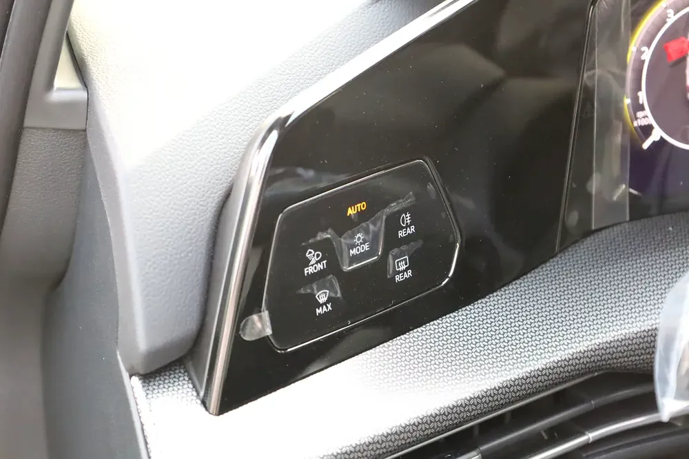 Volkswagen Golf R-Line 300TSI - Image 8