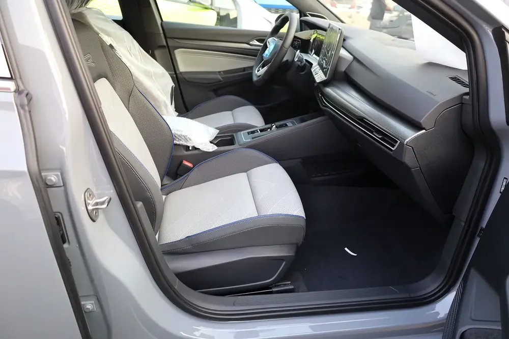 Volkswagen Golf R-Line 300TSI - Image 9