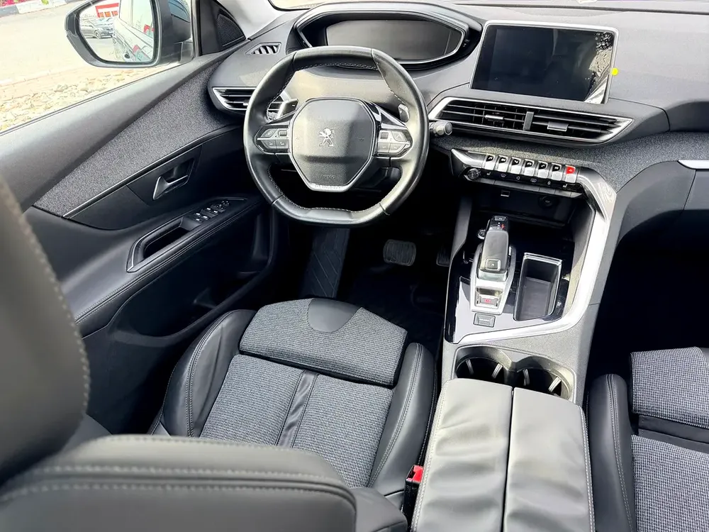 PEUGEOT 5008 FULL OPTION GCC SPECS SINGLE OWNER FULL SERVICE HISTORY AVAILABLE - Image 10