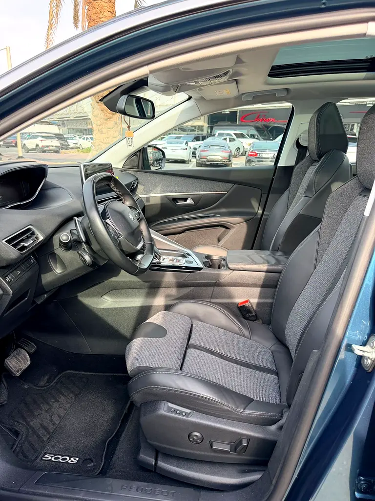 PEUGEOT 5008 FULL OPTION GCC SPECS SINGLE OWNER FULL SERVICE HISTORY AVAILABLE - Image 13