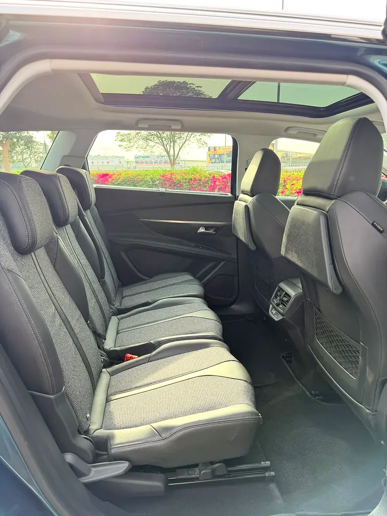 PEUGEOT 5008 FULL OPTION GCC SPECS SINGLE OWNER FULL SERVICE HISTORY AVAILABLE - Image 16