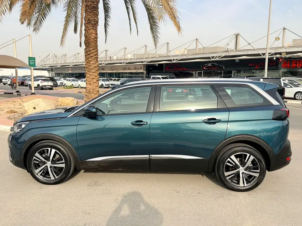 PEUGEOT 5008 FULL OPTION GCC SPECS SINGLE OWNER FULL SERVICE HISTORY AVAILABLE - Image 4