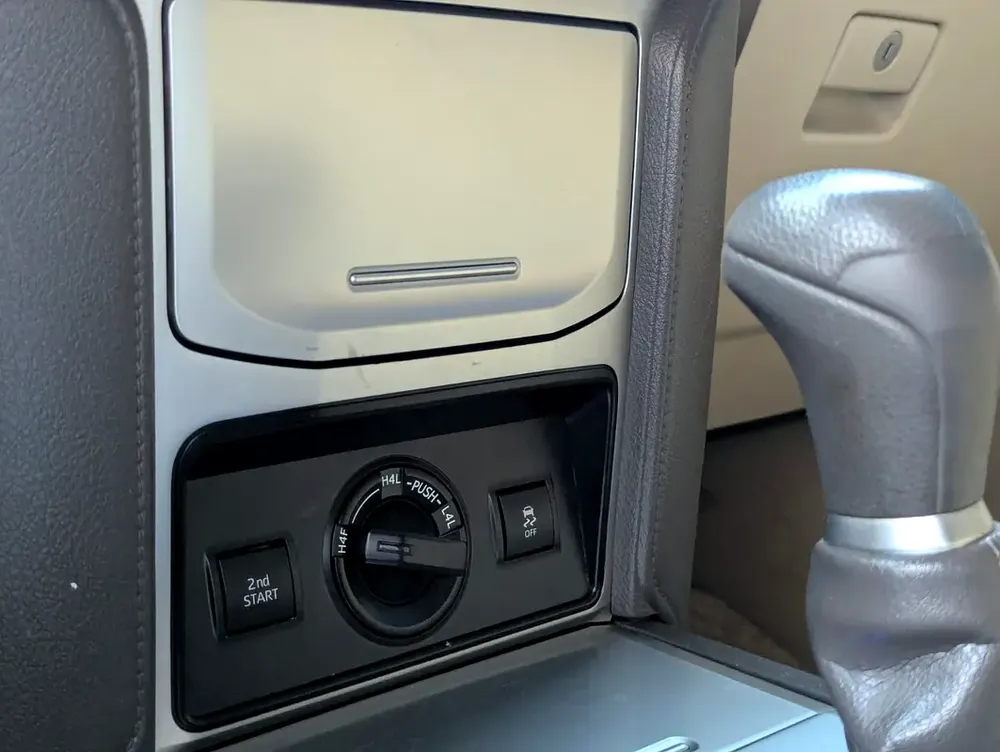 TOYOTA PRADO 2020 GCC V4 2.7L ACCIDENT FREE IN EXCELLENT CONDITION - Image 11