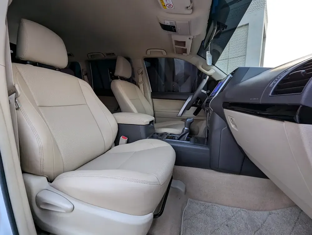 TOYOTA PRADO 2020 GCC V4 2.7L ACCIDENT FREE IN EXCELLENT CONDITION - Image 8