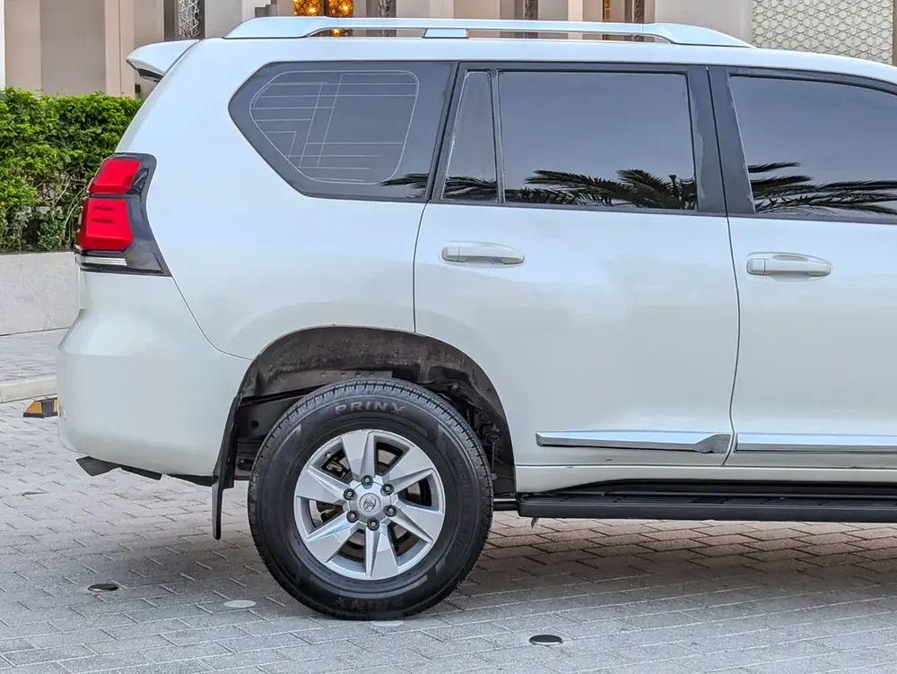 TOYOTA PRADO 2020 GCC V4 2.7L ACCIDENT FREE IN EXCELLENT CONDITION - Image 9