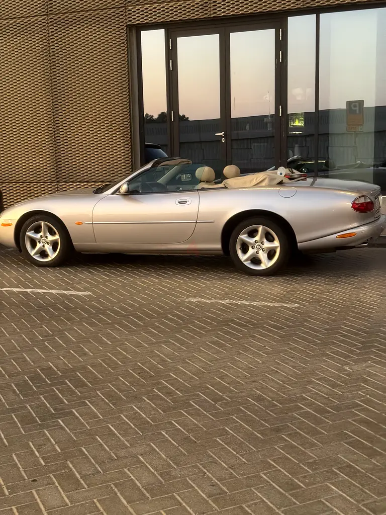Jaguar XK8 2001 GCC specs Original Condition - Image 4