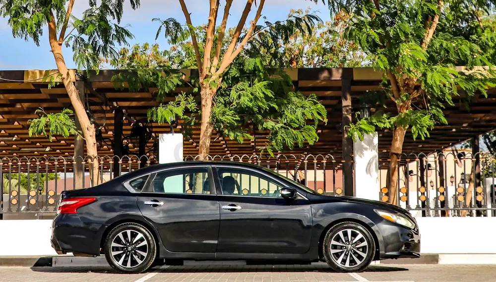 Nissan Altima SL 2018 - Top Option - Canadian Specs - Clean Title - Image 4