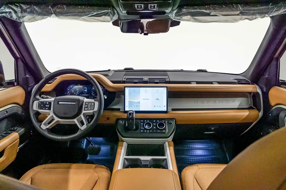 2025 Land Rover Defender - GCC Spec - Warranty and Lease to Own Available - Image 18