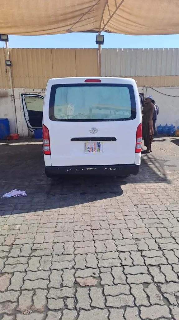 Toyota Hiace 2009 GCC Specs Standard Passenger Van - Image 4