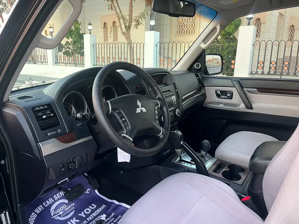 Mitsubishi Pajero 2010 GLS MID - Well Maintained GCC Spec SUV - Image 11