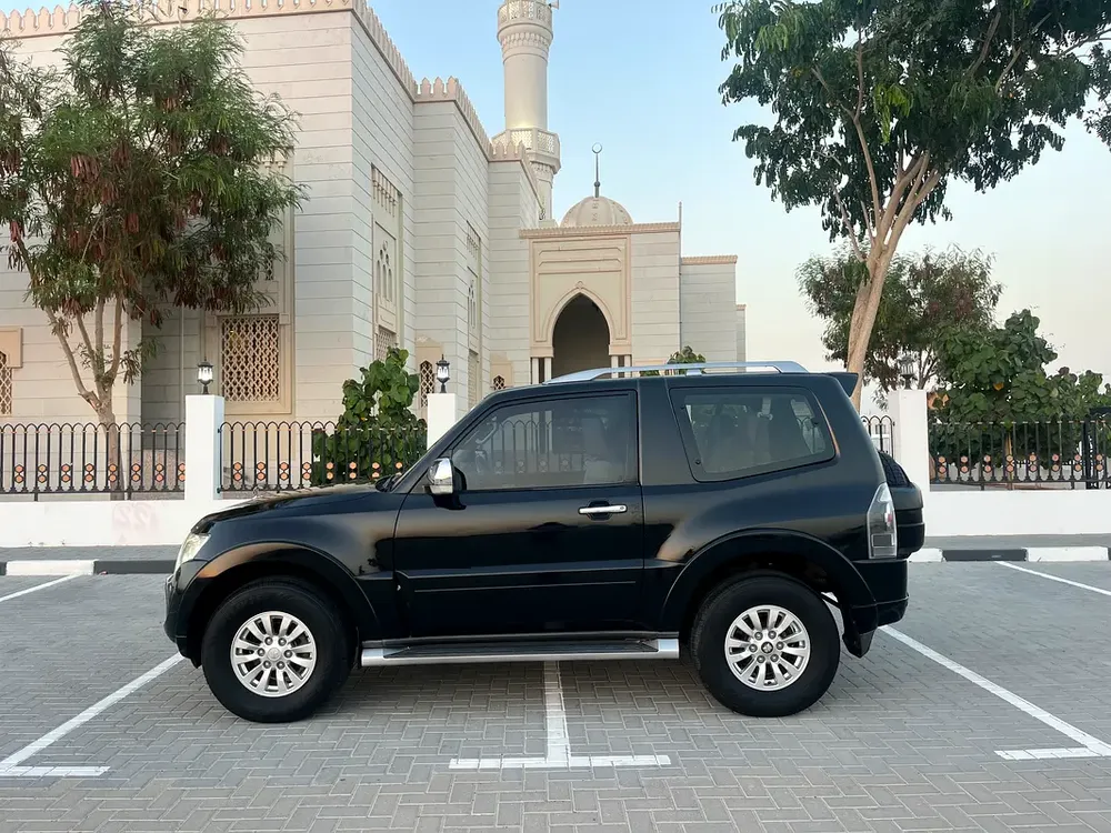 Mitsubishi Pajero 2010 GLS MID - Well Maintained GCC Spec SUV - Image 5