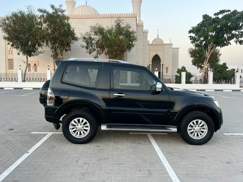 Mitsubishi Pajero 2010 GLS MID - Well Maintained GCC Spec SUV - Image 6