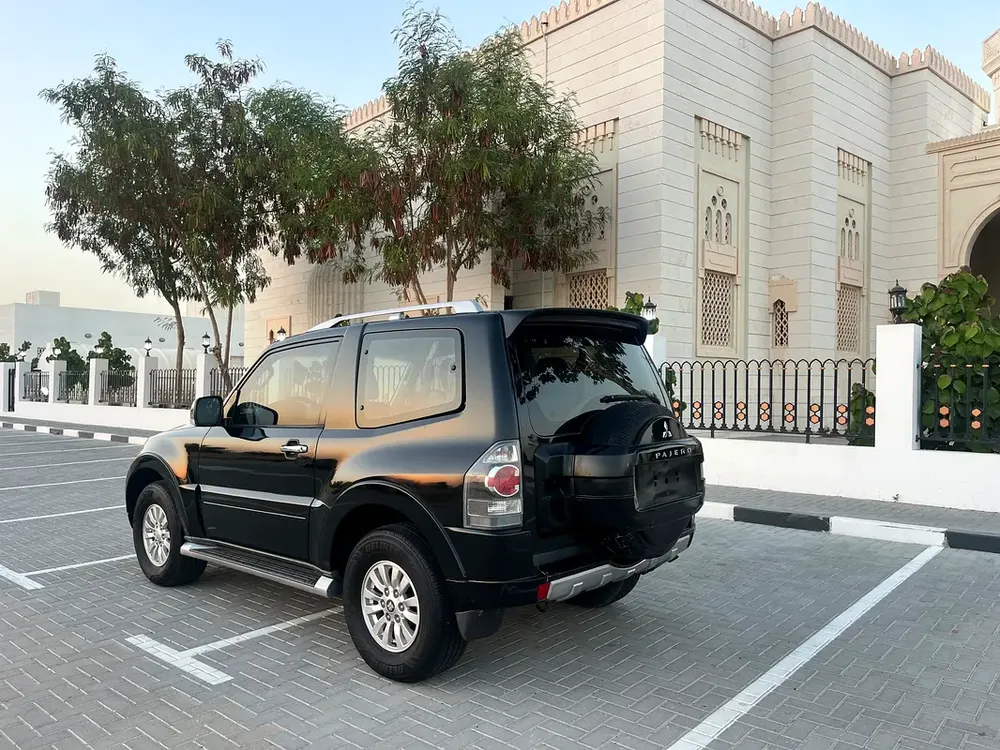 Mitsubishi Pajero 2010 GLS MID - Well Maintained GCC Spec SUV - Image 7