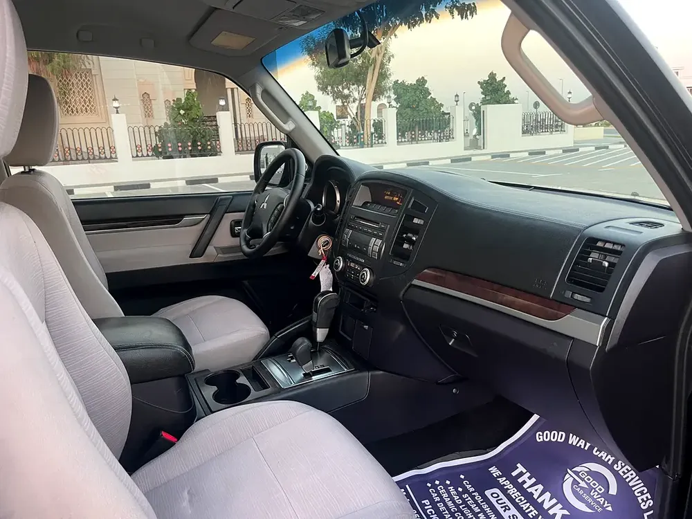 Mitsubishi Pajero 2010 GLS MID - Well Maintained GCC Spec SUV - Image 9