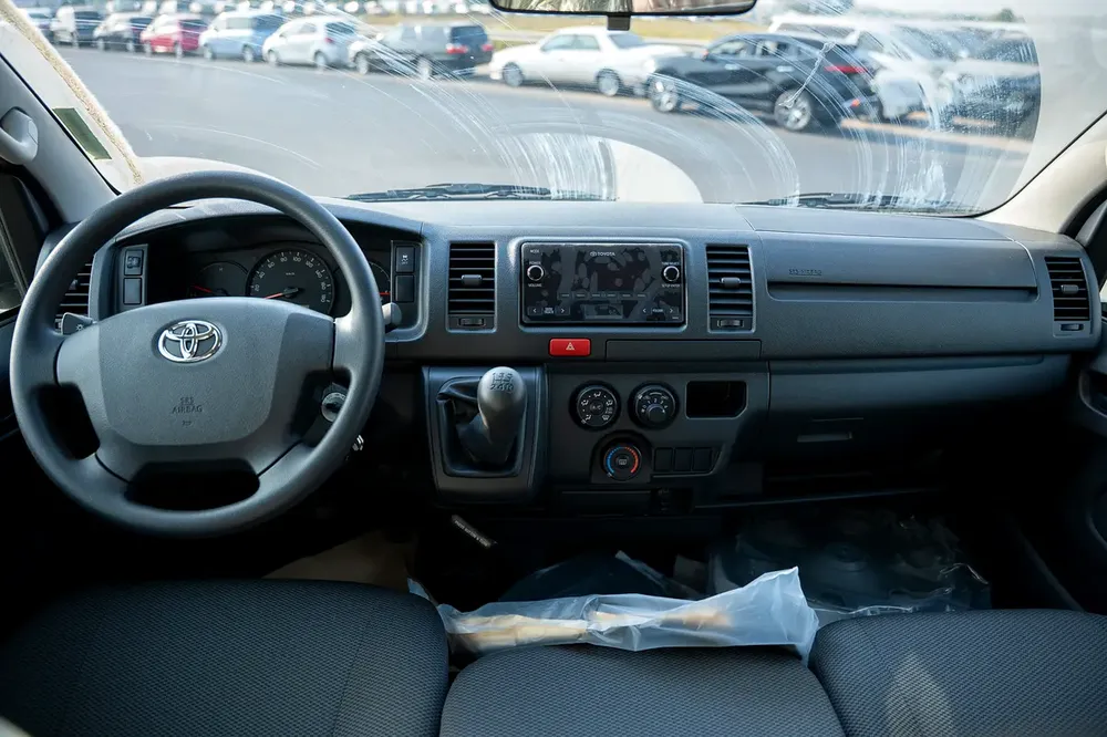 Toyota Hiace Panel Van 2025 GCC Specs Standard roof manual - Image 9