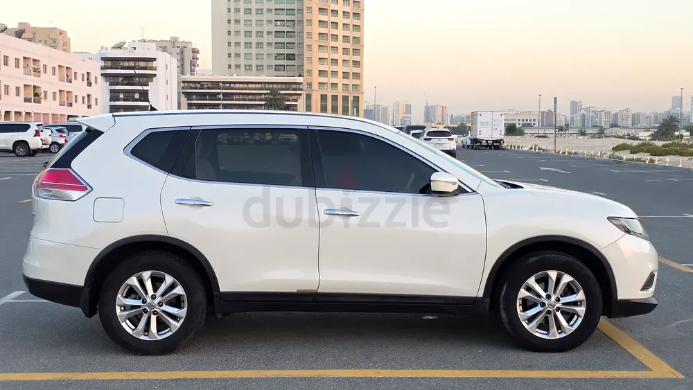 Nissan X-Trail S 2016 GCC Specs Mid Option Low Milege Well Maintained - Image 8