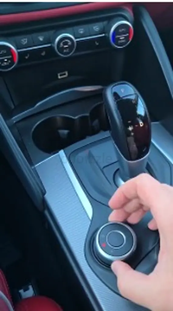 2018 Alfa Romeo Giulia - Image 8