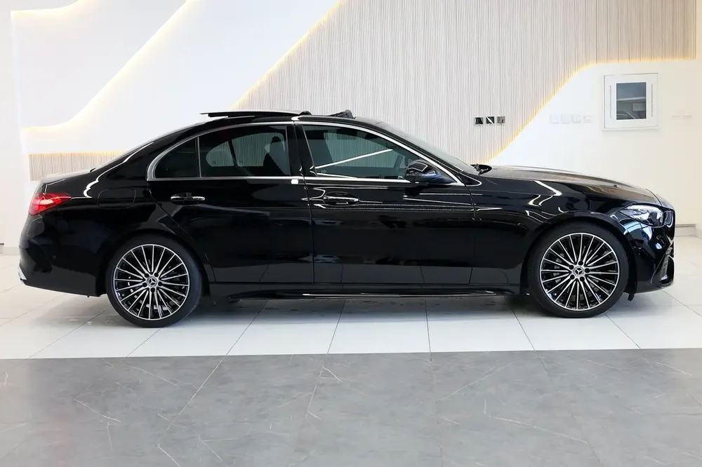 2025 Mercedes-Benz C-Class C200 -3900KM- GCC Specs - UNDER WARRANTY & SERVICE-Brand New! - Image 7
